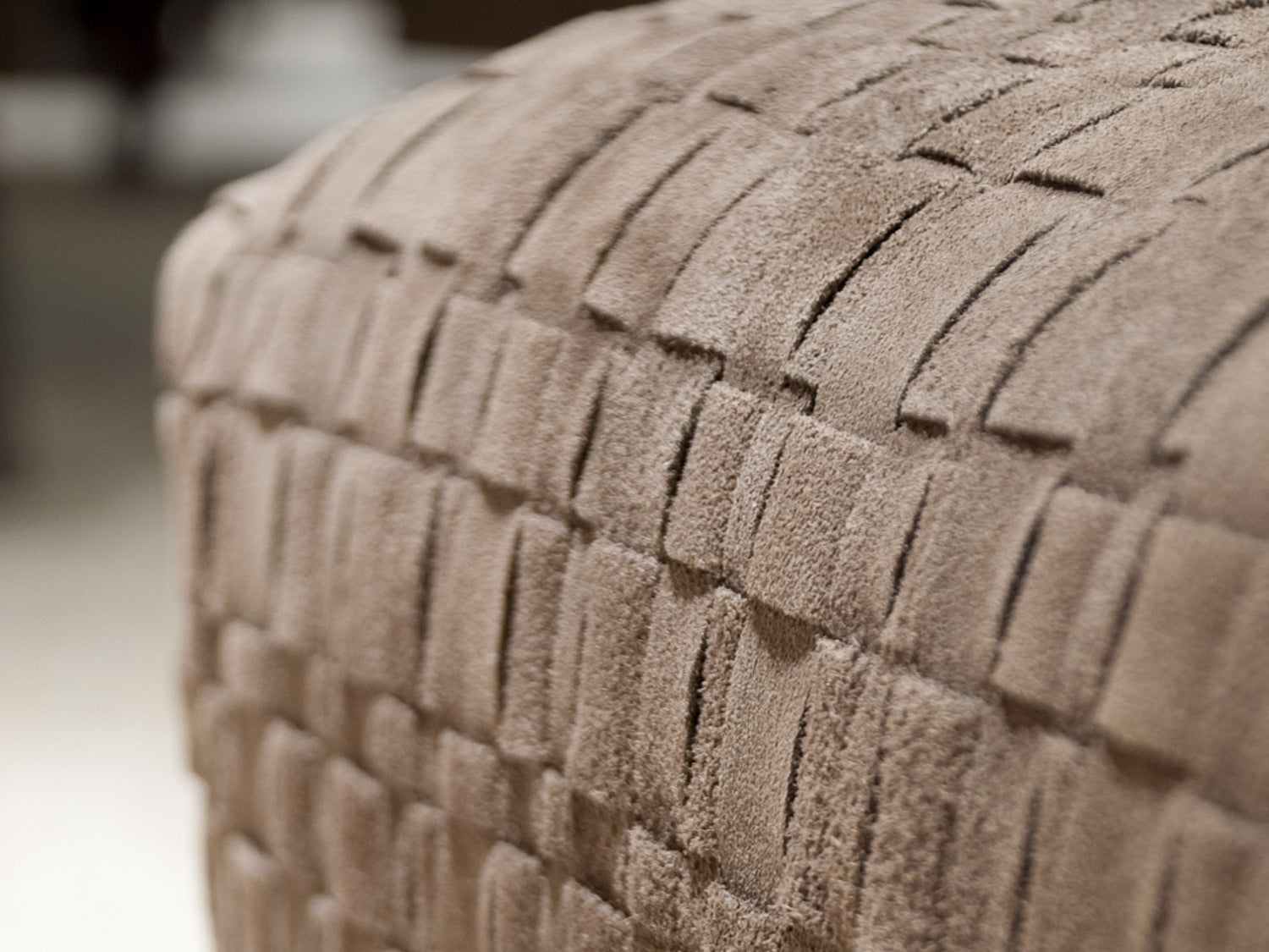 EXQUISITE WOVEN HIDE LEATHER: A MASTERPIECE IN EVERY DETAIL